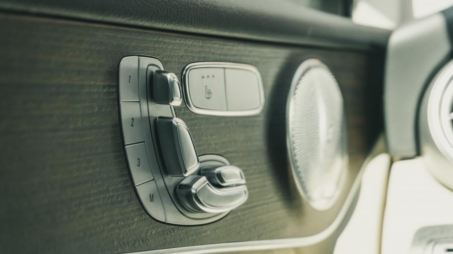 Детали интерьера Mercedes-Benz GLC300 (X253) 2019 года  (NA) (фото 24 из 33)